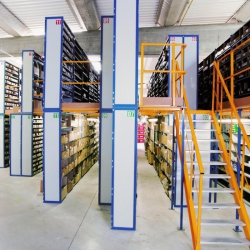 Plateforme stockage à allée de circulation