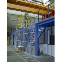  Mezzanine avec cloison grillagee